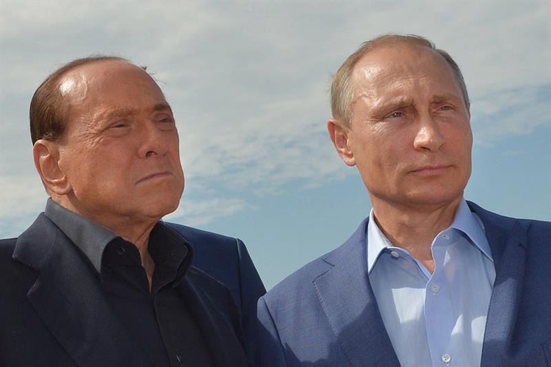 Russian President Vladimir Putin (R) and former Italy s prime minister Silvio Berlusconi