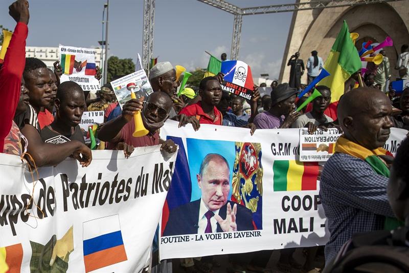 Malians demonstrate against France and in support of Russia on the 60th anniversary of the independe
