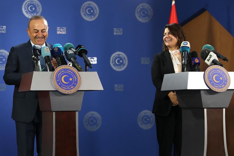 Libyan Foreign Minister Najla al-Mangoush (R) and Turkish Foreign Minister Mevlut Cavusoglu