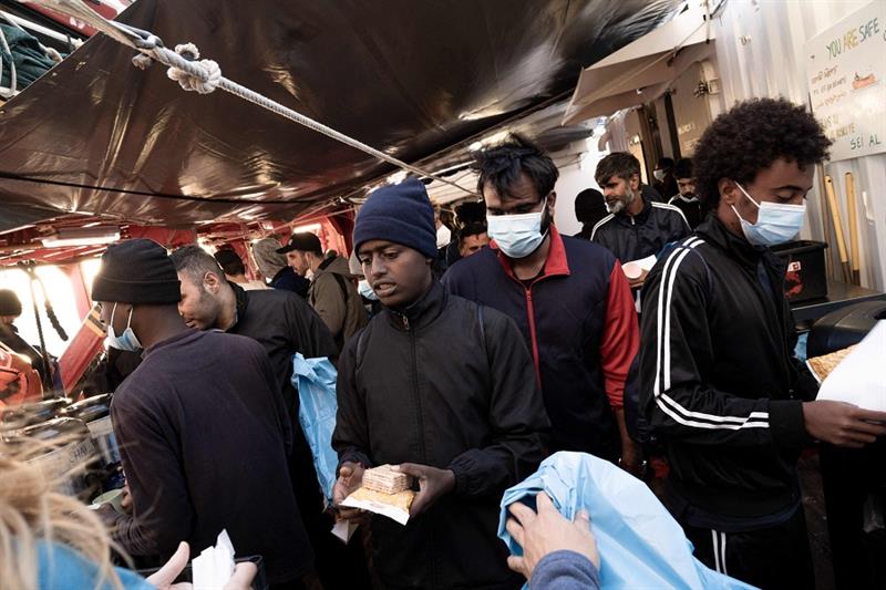 Migrants prepare to disembark from the Ocean Viking in Toulon 