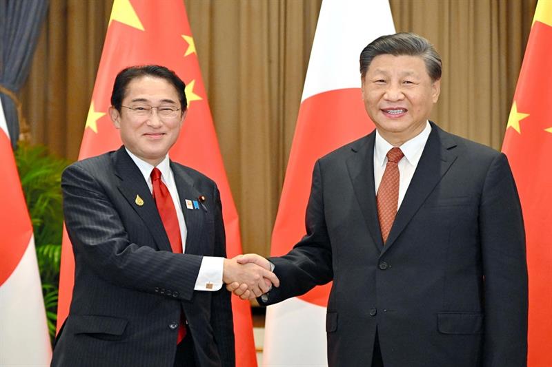 Japanese Prime Minister Fumio Kishida, left, and Chinese President Xi Jinping 
