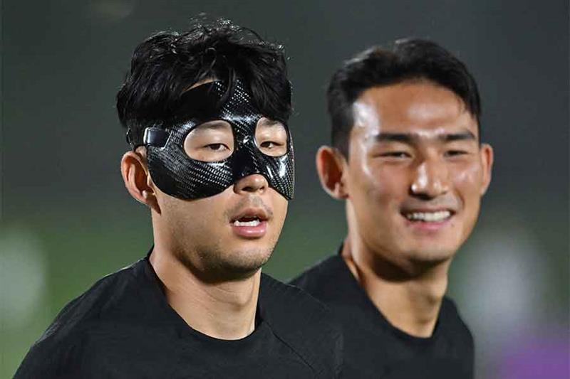 South Korea s midfielder Son Heung-min (L) and defender Cho Yu-min (R) take part in a training sessi