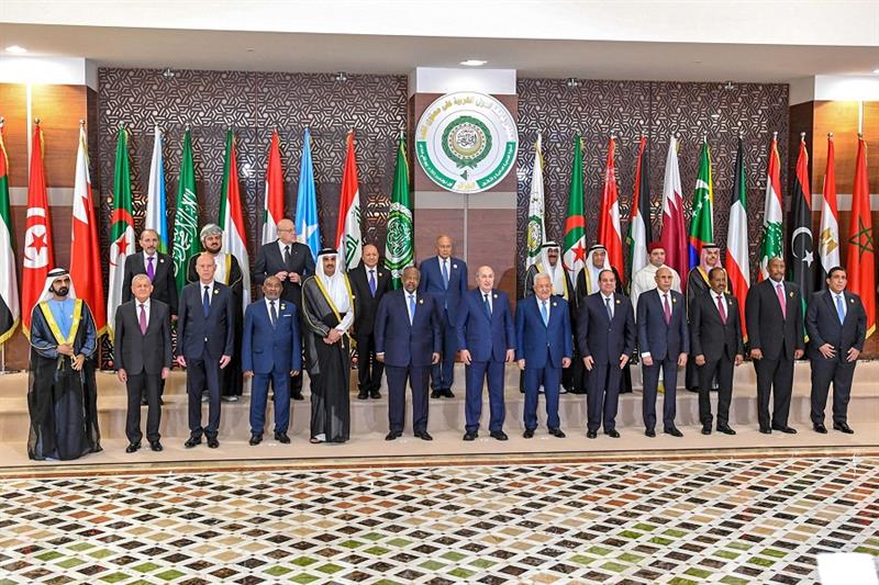 Arab leaders posing for a group photo in the Algerian capital