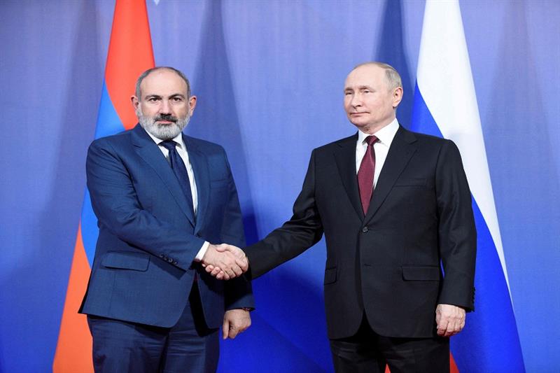 Russian President Vladimir Putin (R) shakes hands with Armenian Prime Minister Nikol Pashynyan (L)