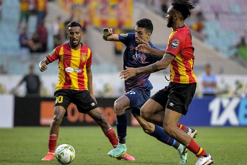 Esperance s forward Hamdou Elhouni (L) and Esperance s midfielder Fousseny Coulibaly vie for the bal