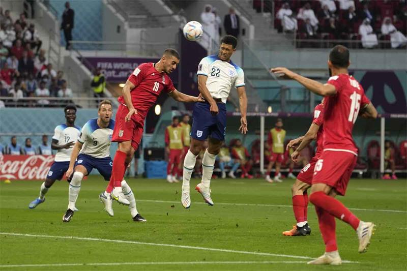 England s Jude Bellingham, centre, scores his side s opening goal during the World Cup group B socce