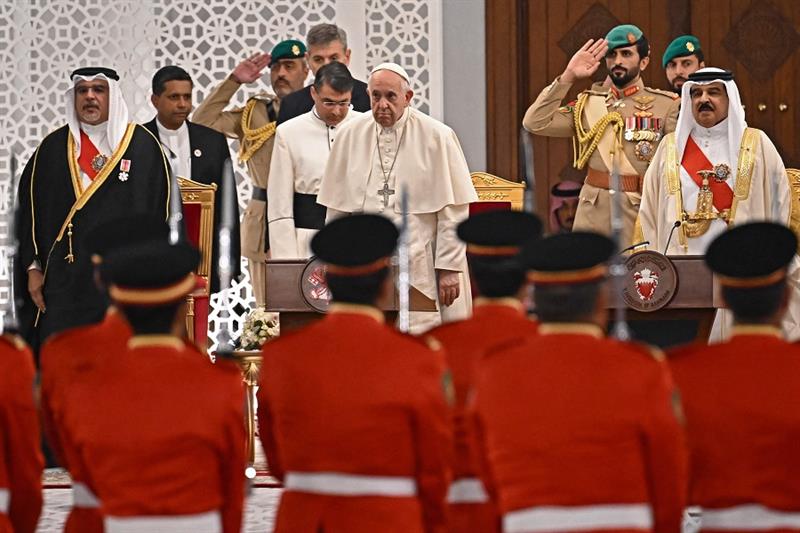 Pope Francis (C) and Bahrain s King Hamad bin Isa al-Khalifa (R) stand during a welcoming ceremony i
