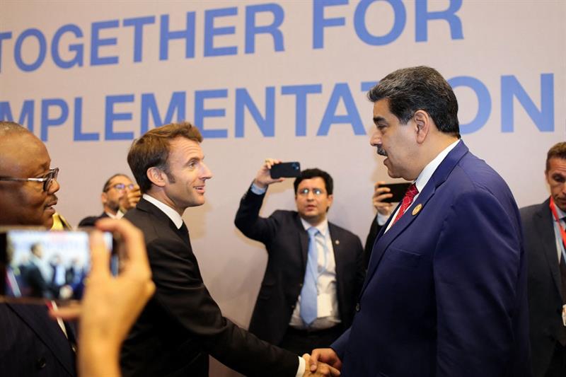 Venezuela s President Nicolas Maduro (R) shaking hands with French President Emmanuel Macron