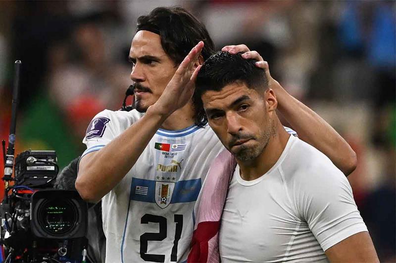 Uruguay s forward #21 Edinson Cavani (L) and Uruguay s forward #09 Luis Suarez look dejected after t