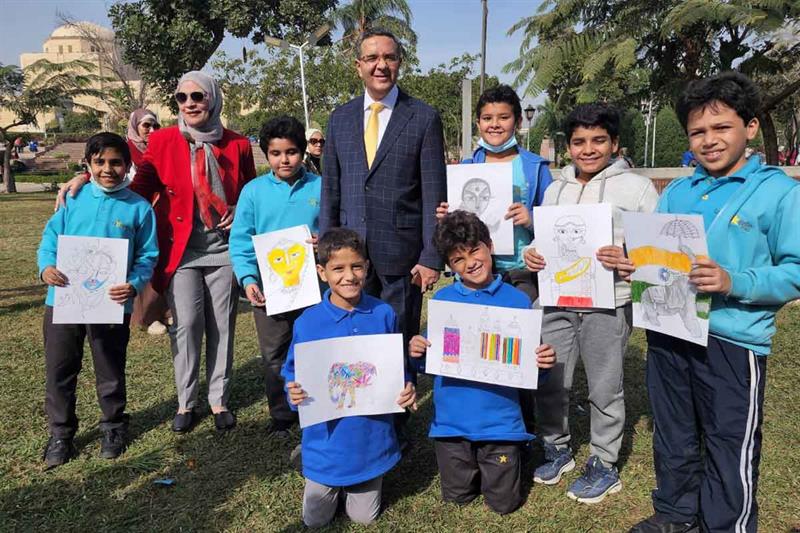 Ambassador of India Ajit Guptih with Egyptian children participating in Glimpses of India painting c