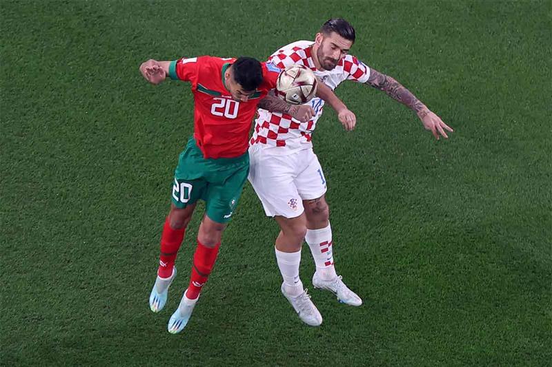 Morocco s defender Achraf Dari (L) and Croatia s forward Marko Livaja fight for the ball during the 