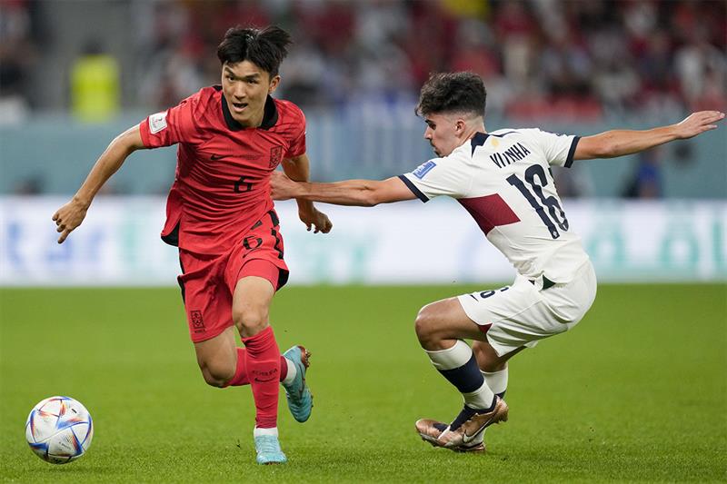 Portugal s Vitinha, right, and South Korea s Hwang In-beom battle for the ball during the World Cup 
