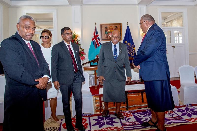 Fiji s President Ratu Wiliame Katonivere (R) talks to newly elected Prime Minister Sitiveni Rabuka (