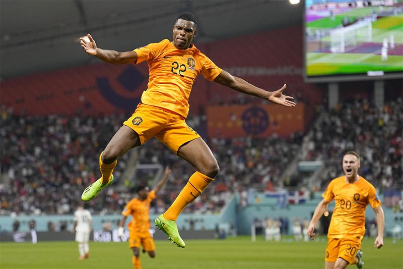 Denzel Dumfries of the Netherlands celebrates scoring his side s 3rd goal during the World Cup round