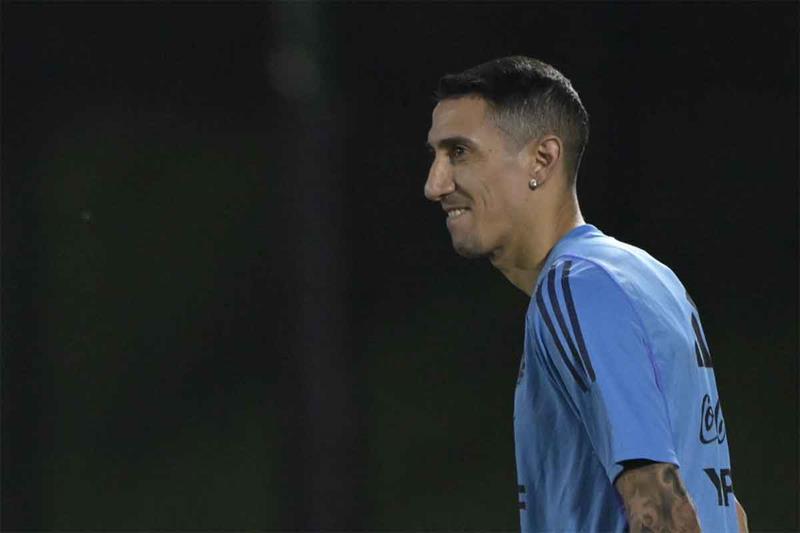 Argentina s midfielder #11 Angel Di Maria attends a training session at Qatar University in Doha, on