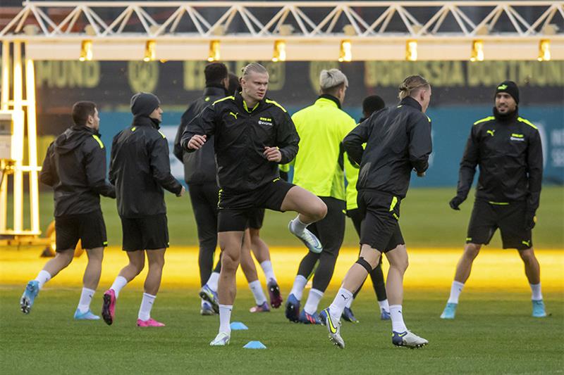 Dortmund s Erling Haaland, center, attends a training session on the eve of the European League roun
