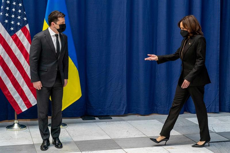 US Vice President Kamala Harris (R) and Ukrainian President Volodymyr Zelensky