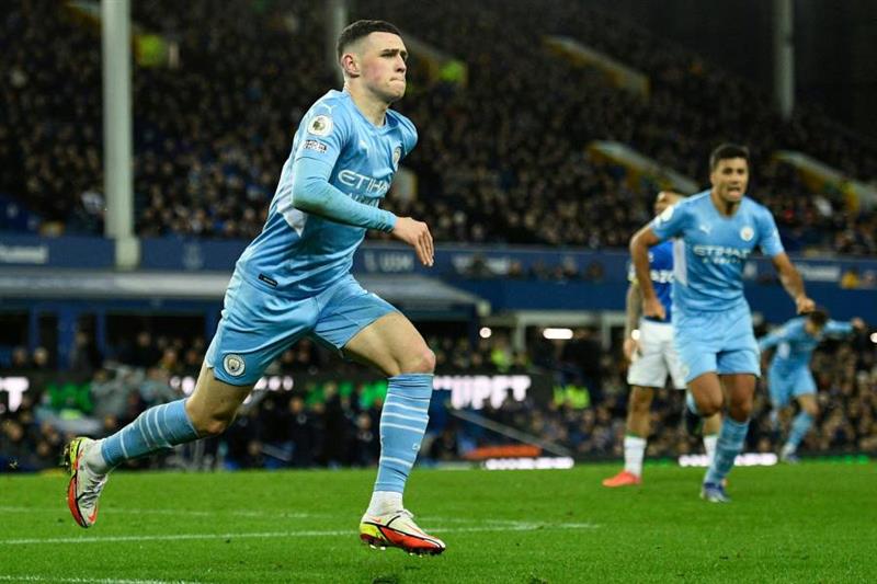 Manchester City s English midfielder Phil Foden celebrates scoring his team s first goal during the 