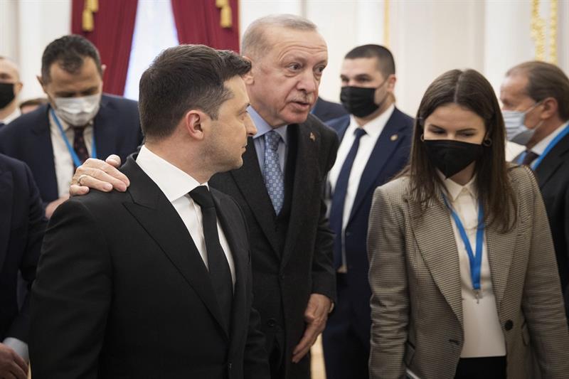 Zelenskyy of Ukraine with Erdogan of Turkey 