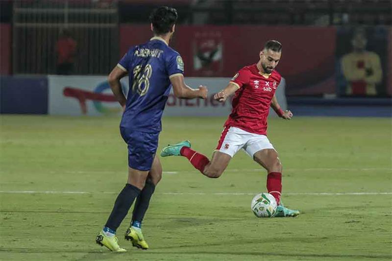 File photo: Esperance s midfielder Raouf Benguit (L) vies for the ball against Ahly s midfielder Amr