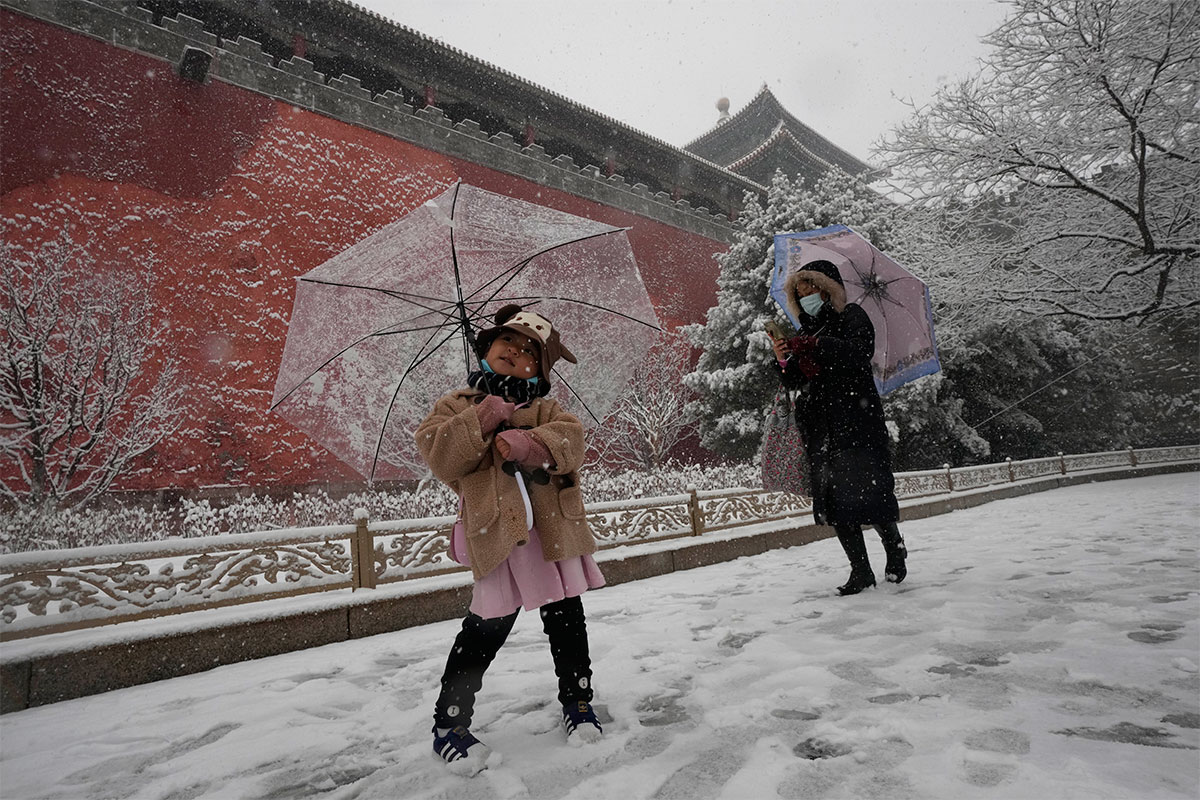 PHOTO GALLERY: The Chinese celebrate snow in the Forbidden City