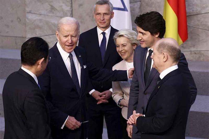 From left, Japan s Prime Minister Fumio Kishida, U.S. President Joe Biden, NATO Secretary General Je