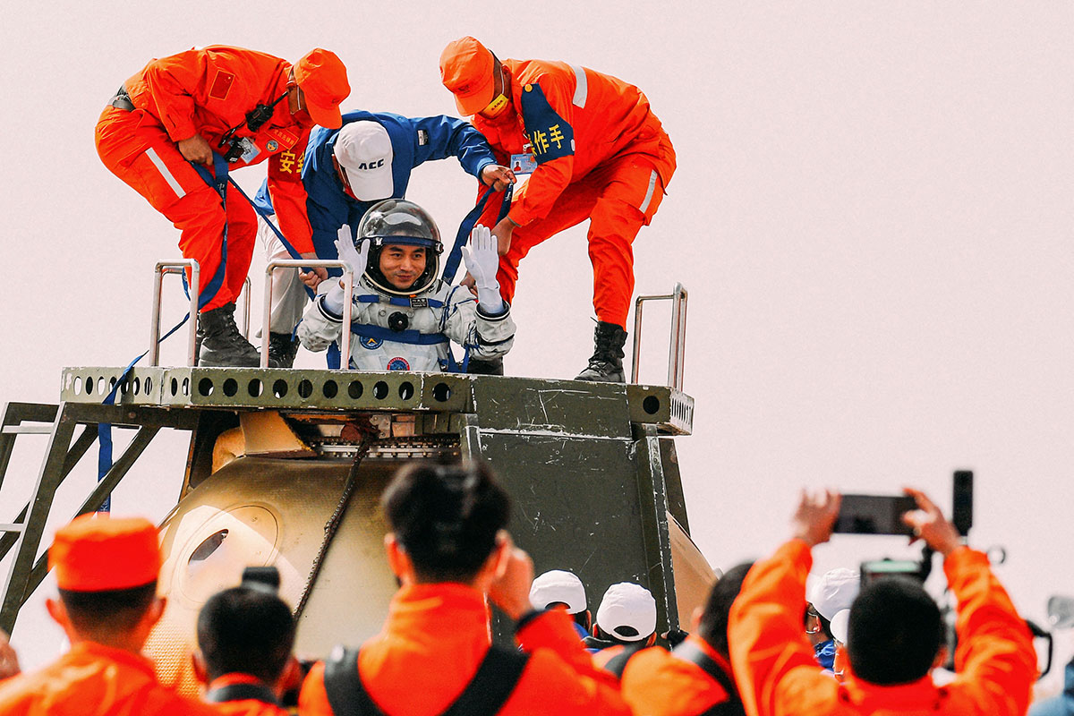 PHOTO GALLERY: Chinese astronauts back from space!	