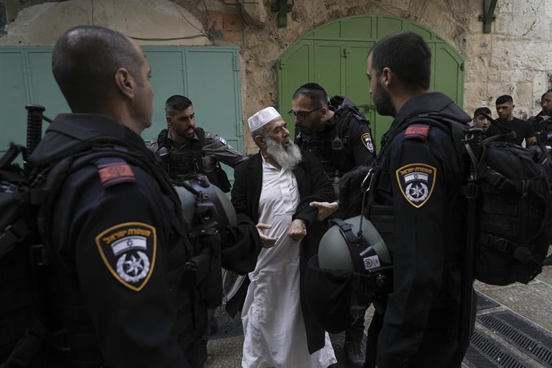 Israeli clashed with Palestinian worshiper