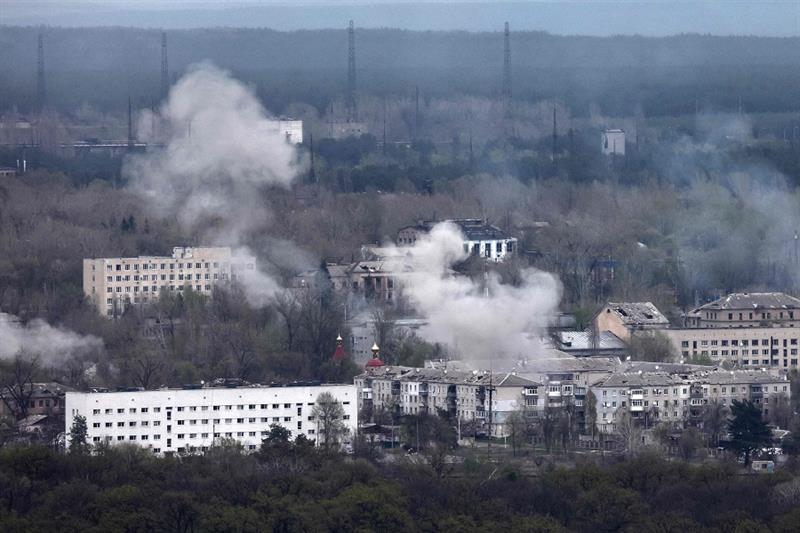 Smoke rising in Rubizhne city