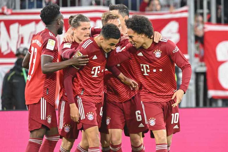 Bayern Munich s German midfielder Jamal Musiala (C) celebrates scoring the 3-1 goal with his teammat