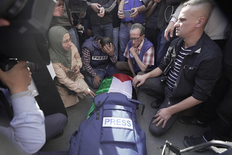 Journalists surround the body of Shireen Abu Akleh