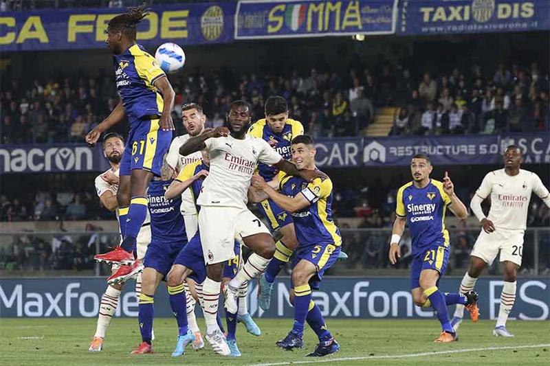 AC Milan s Franck Kessie, center, and Hellas Verona s Adrien Tameze battle for the ball during the S