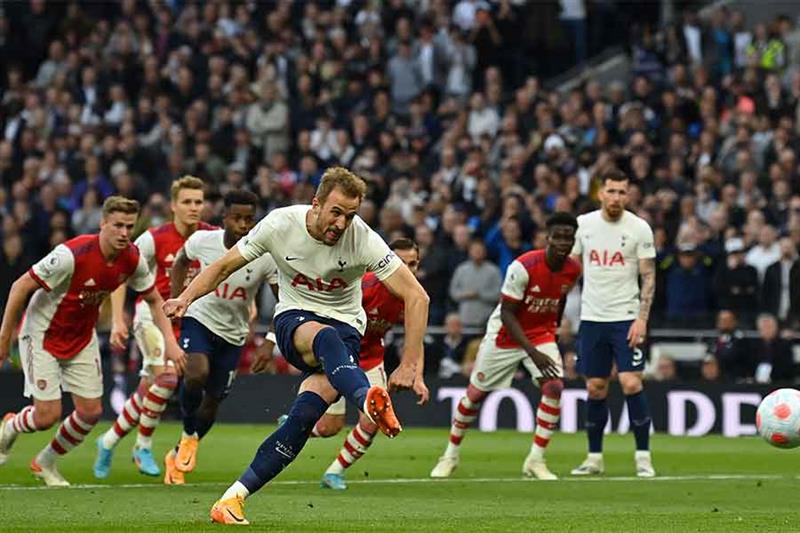 Tottenham Hotspur s English striker Harry Kane (C) scores the opening goal from the penalty spot dur