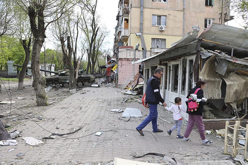 People walk in Mariupol, in territory under the government of the Donetsk People s Republic, eastern