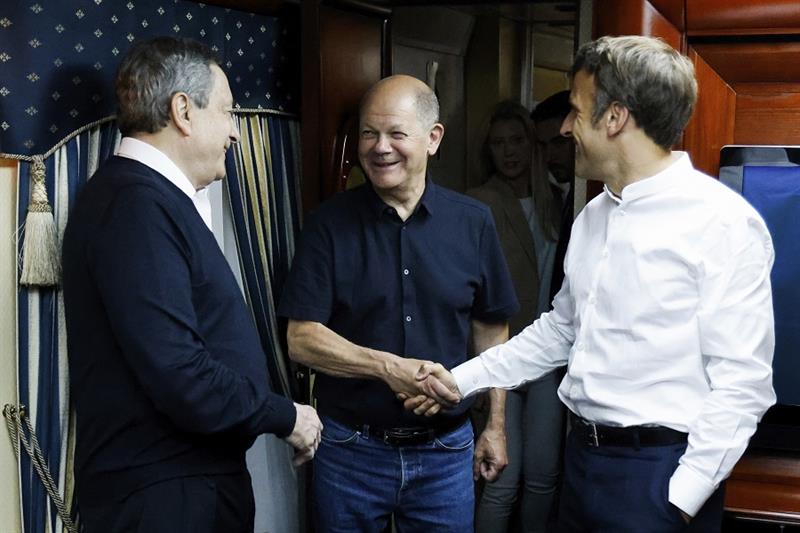 French President Emmanuel Macron, right, German Chancellor Olaf Scholz, center, and Italian Prime Mi