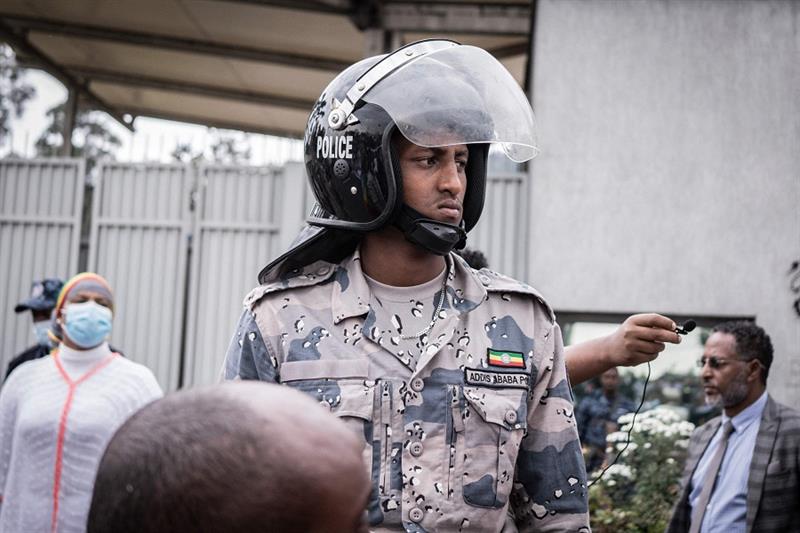 An Ethiopian federal police officer