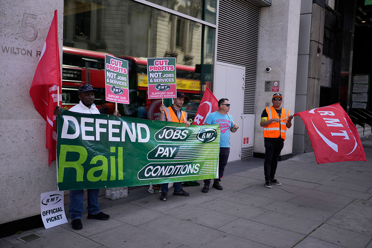 PHOTO GALLERY Britain's biggest rail strike in decades Multimedia