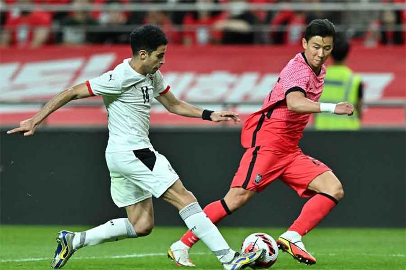 South Korea s Kim Tae-hwan (R) fights for the ball with Egypt s Omar Gaber (L) during a friendly foo