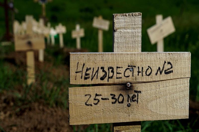Fresh graves Mariupol