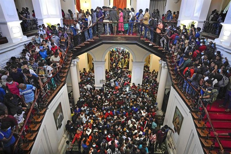 People throng Sri Lankan President s official residence 