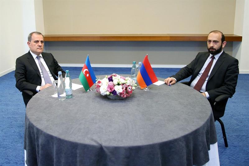 Foreign Minister of Azerbaijan Jeyhun Bayramov (L) and Armenian Foreign Minister Ararat Mirzoyan