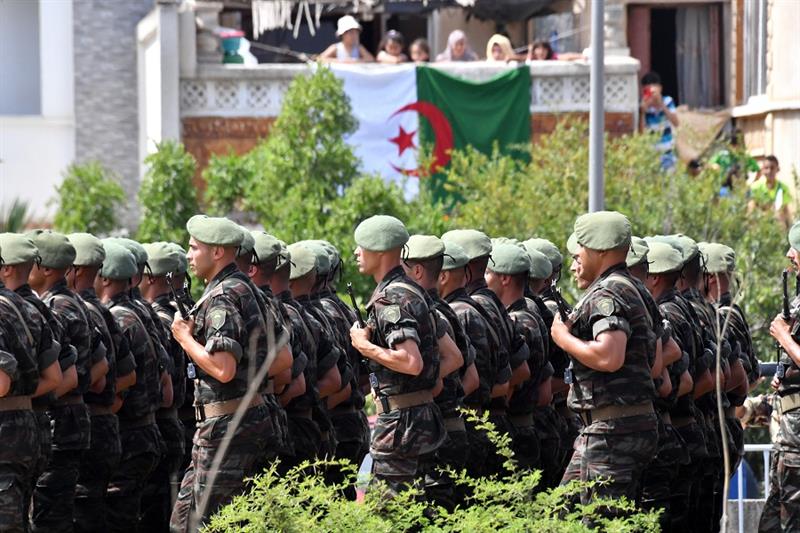Algerian soldiers parade
