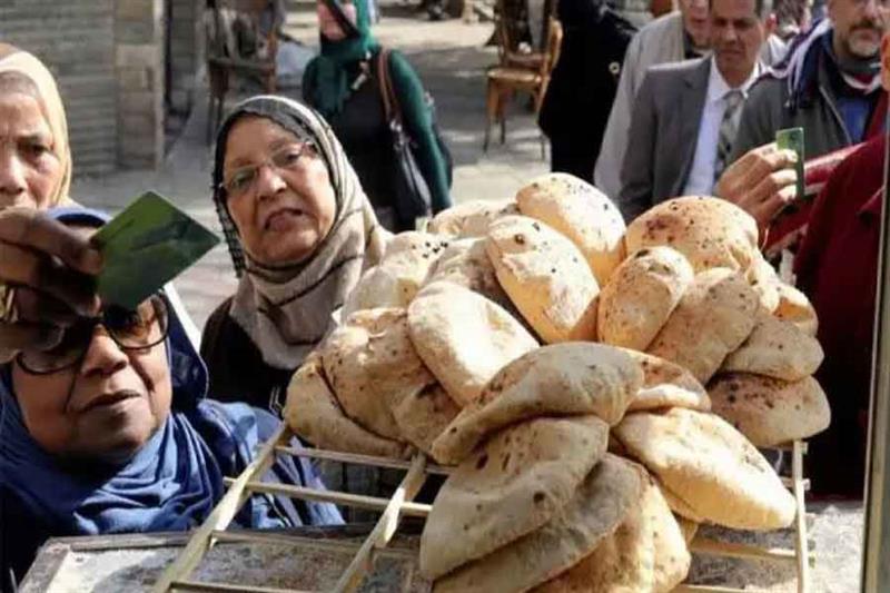 File photo: A number of Egyptian citizens queue to buy subsidised bread. Al-Ahram