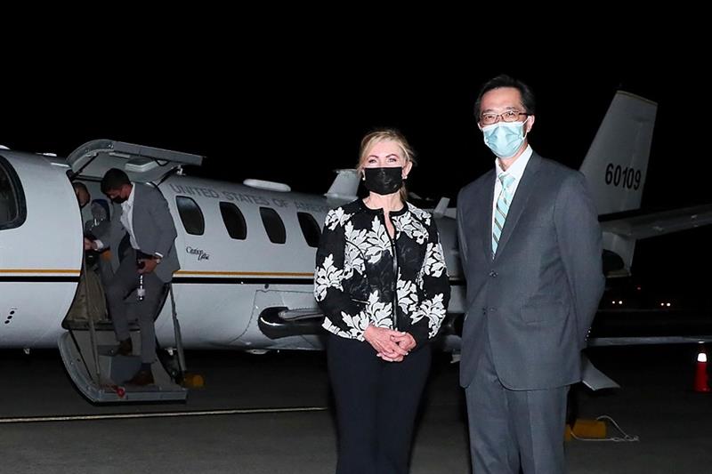 US Senator Marsha Blackburn (C) arriving at the Sungshan Airport in Taipei