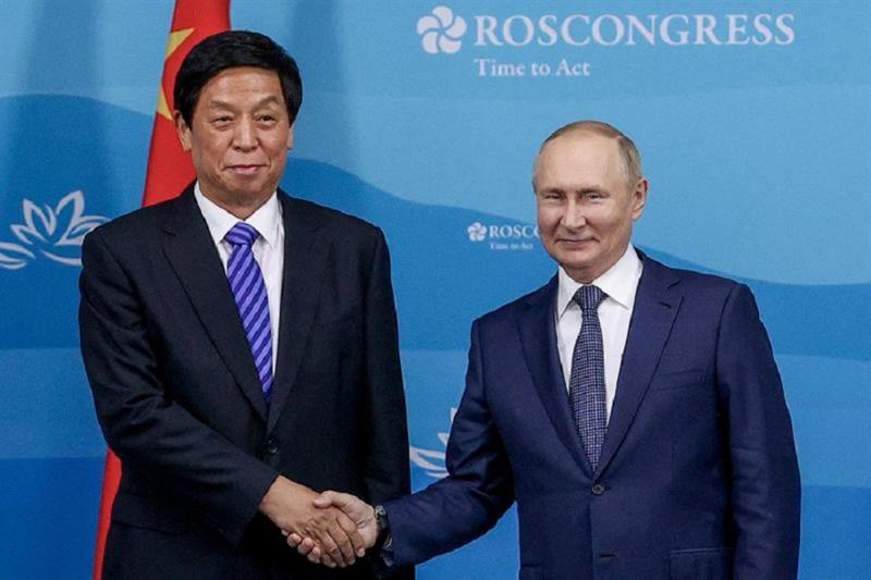 Vladimir Putin and  Li Zhanshu 