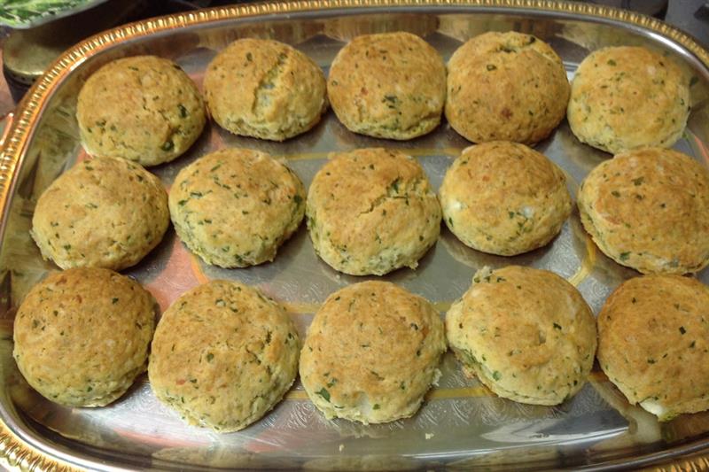 Scones with cheese and garlic