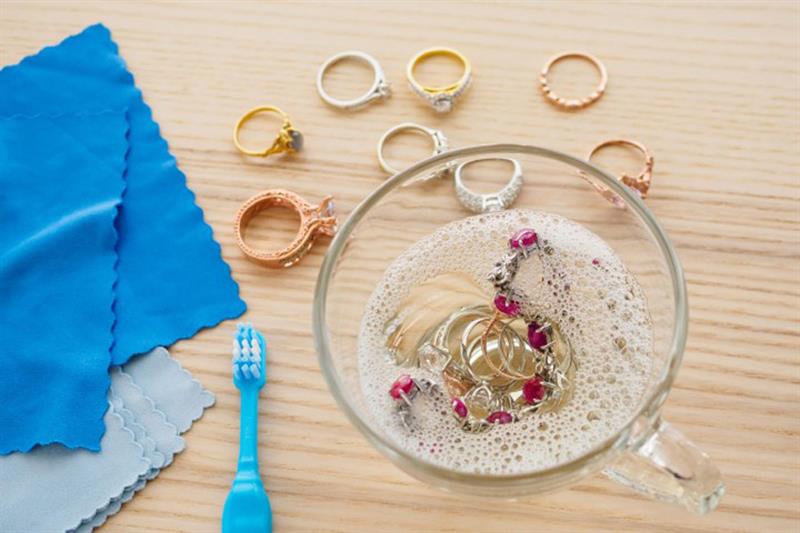 Cleaning jewellery at home