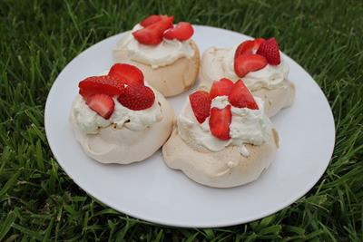 Meringue and cream strawberries