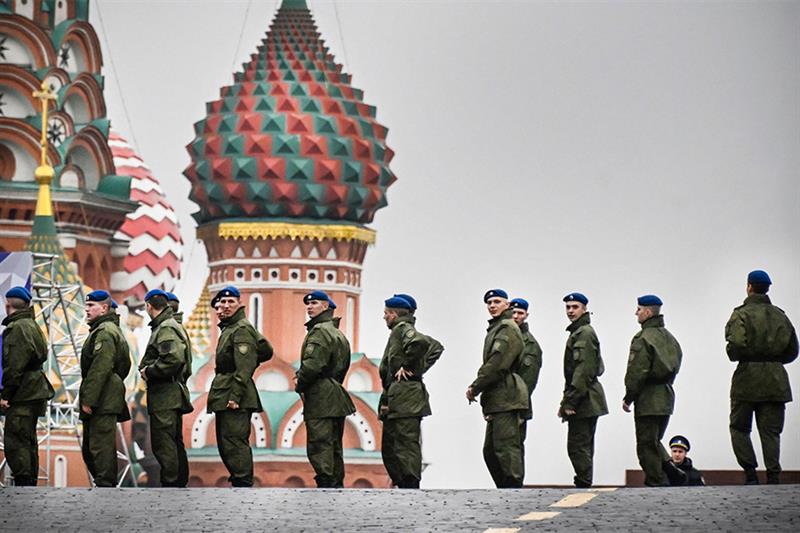 Russian soldiers stand on Red Square in central Moscow on September 29, 2022, as the square is seale