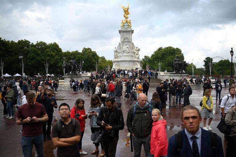Crowds gather outside Buckingham Palace, central London, UK 